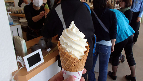 塩を掛けて食べるソフトクリーム